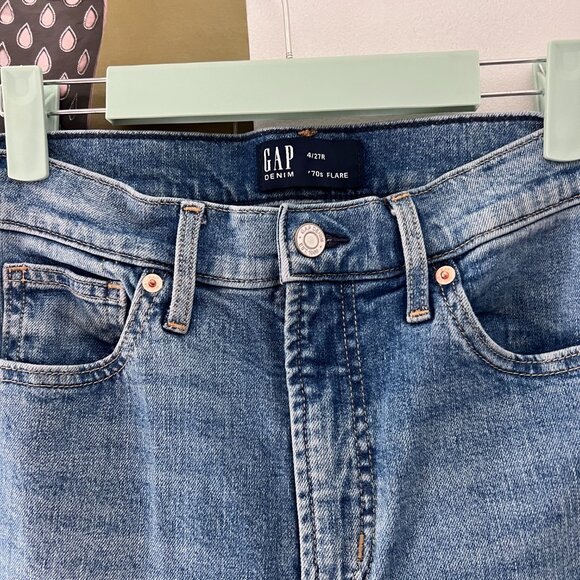 Retro High Waisted Flare Jeans Gap Size 4 Light Wash Dark Wash Details Denim - Picture 3 of 5